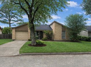 2718 S Brompton Dr, Pearland, TX 77584