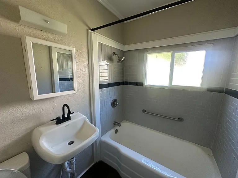 1326 Barry St — Photo 11