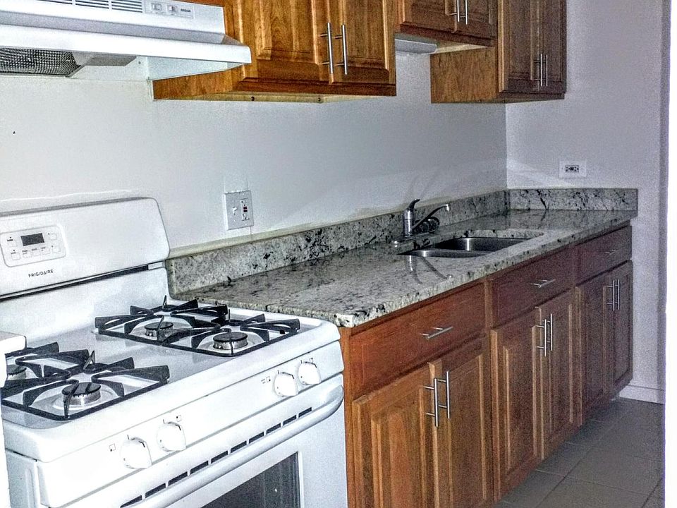 2nd image of 5833 N Kenmore Ave APT 502