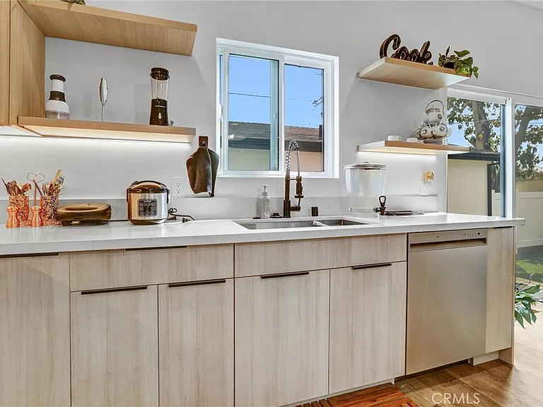 6900 Corbin Ave — Photo 11