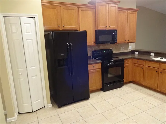 4 bed, 2.0 bath, 2006 sqft, $2,250 — Photo 2
