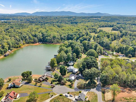 4th image of 469 Cedar Ridge Rd