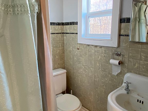 3rd image of 181 Ulster Ave #3