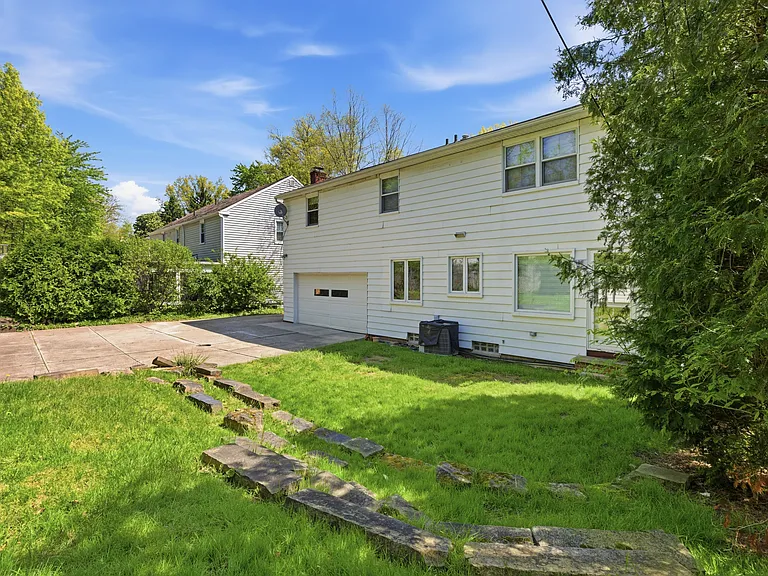 2056 Laurel Hill Dr — Photo 5