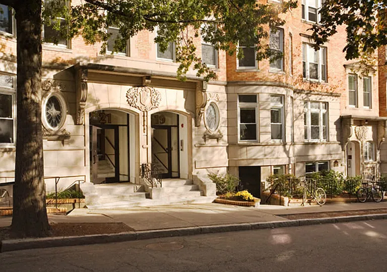 Beacon Fairbanks Manor - Building Entrance