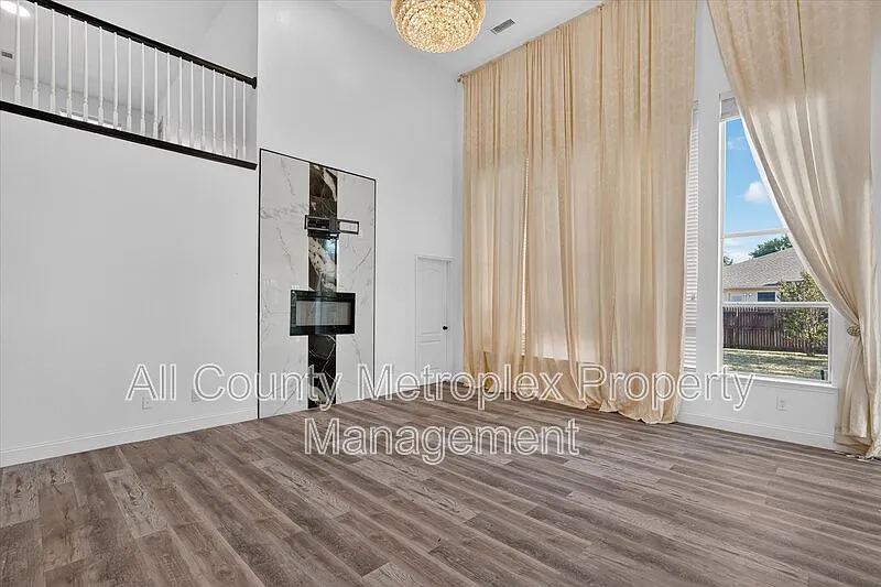 4 bed, 3.5 bath, 3100 sqft, $2,400 — Photo 2