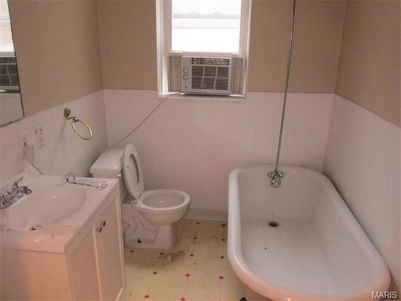 4th image of 3545-3547 Giles Ave