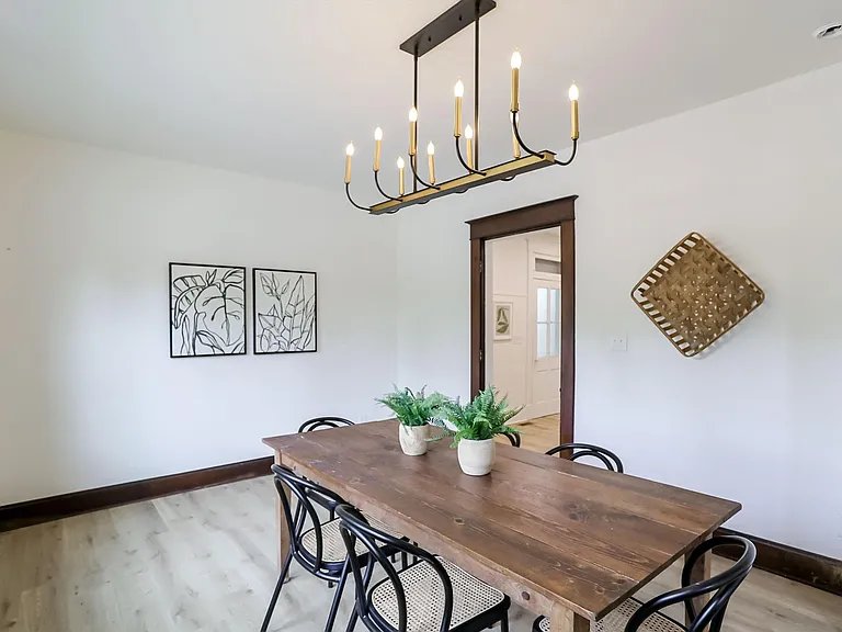 910 Sanders St — Photo 13