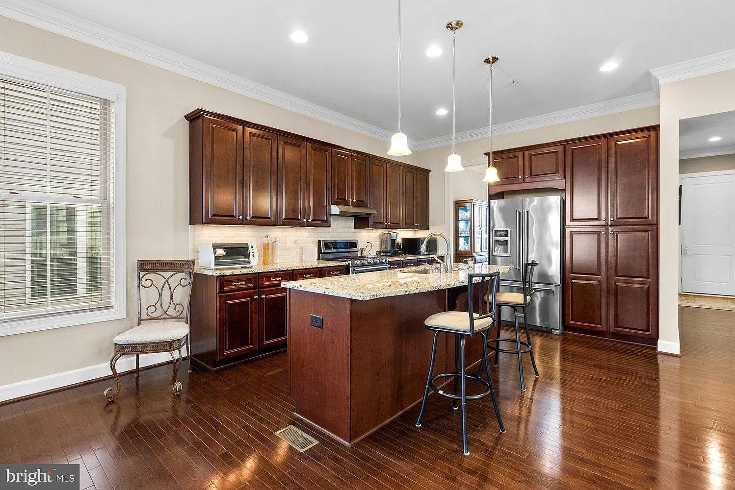 3 bed, 3.5 bath, 3204 sqft, $4,200 — Photo 4