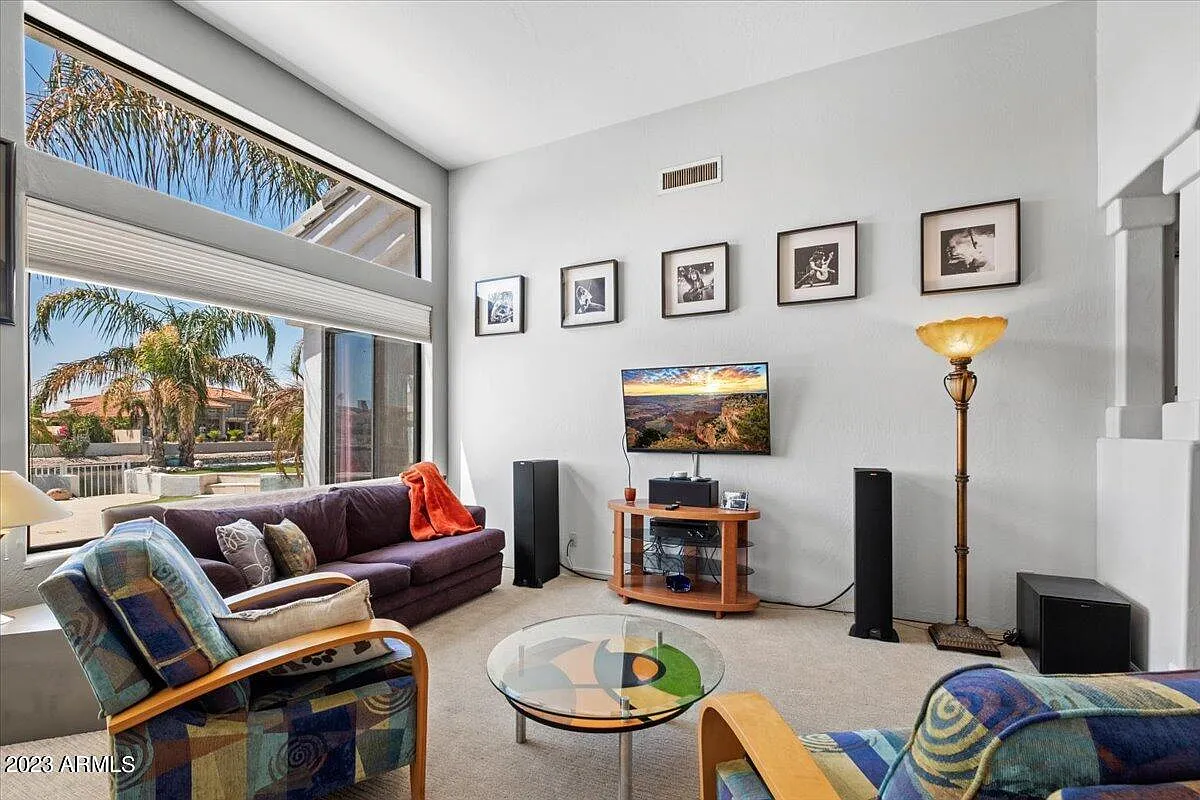 3 bed, 2.0 bath, 2428 sqft, $10,000 — Photo 3