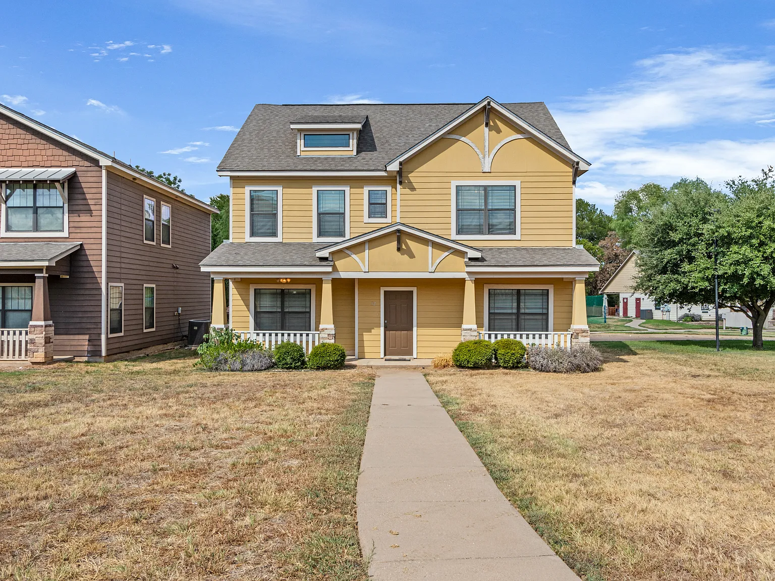 4 bed, 3.5 bath, 2500 sqft, $699 — Photo 1