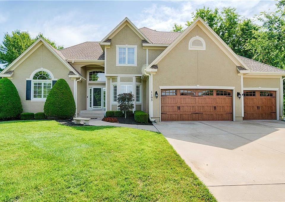 1st image of 1105 SW Coachlight Dr