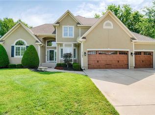 1105 SW Coachlight Dr, Lees Summit, MO 64081