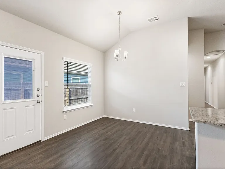 636 Heathers Way — Photo 8