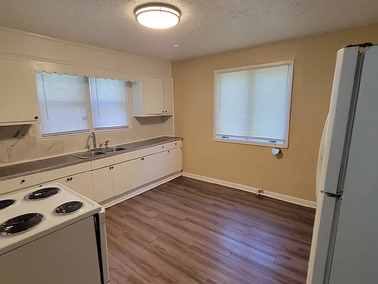 1534 Bacon St — Photo 5
