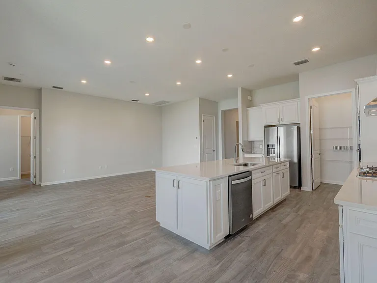 837 SE Courances Dr — Photo 5