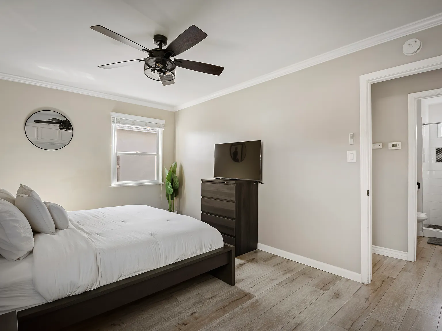 3 bed, 1200 sqft, $5,695 — Photo 4