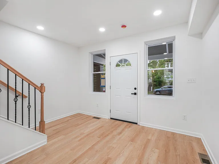 1721 L St NE — Photo 5