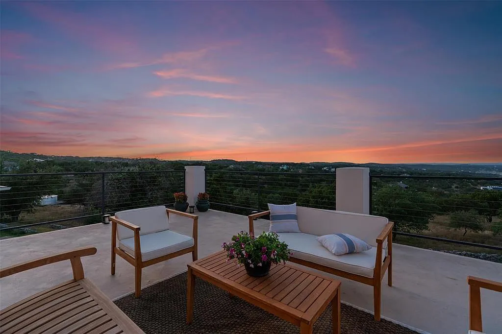 6 bed, 5.5 bath, 5324 sqft, $8,900 — Photo 1