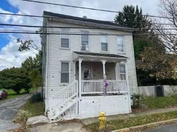 22 Hanover St, Spring Grove, PA 17362