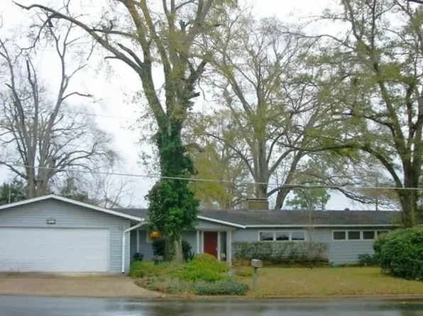 605 Logansport St, Center, TX 75935
