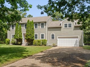 7 Upper Meadow Ln, Oak Bluffs, MA 02557