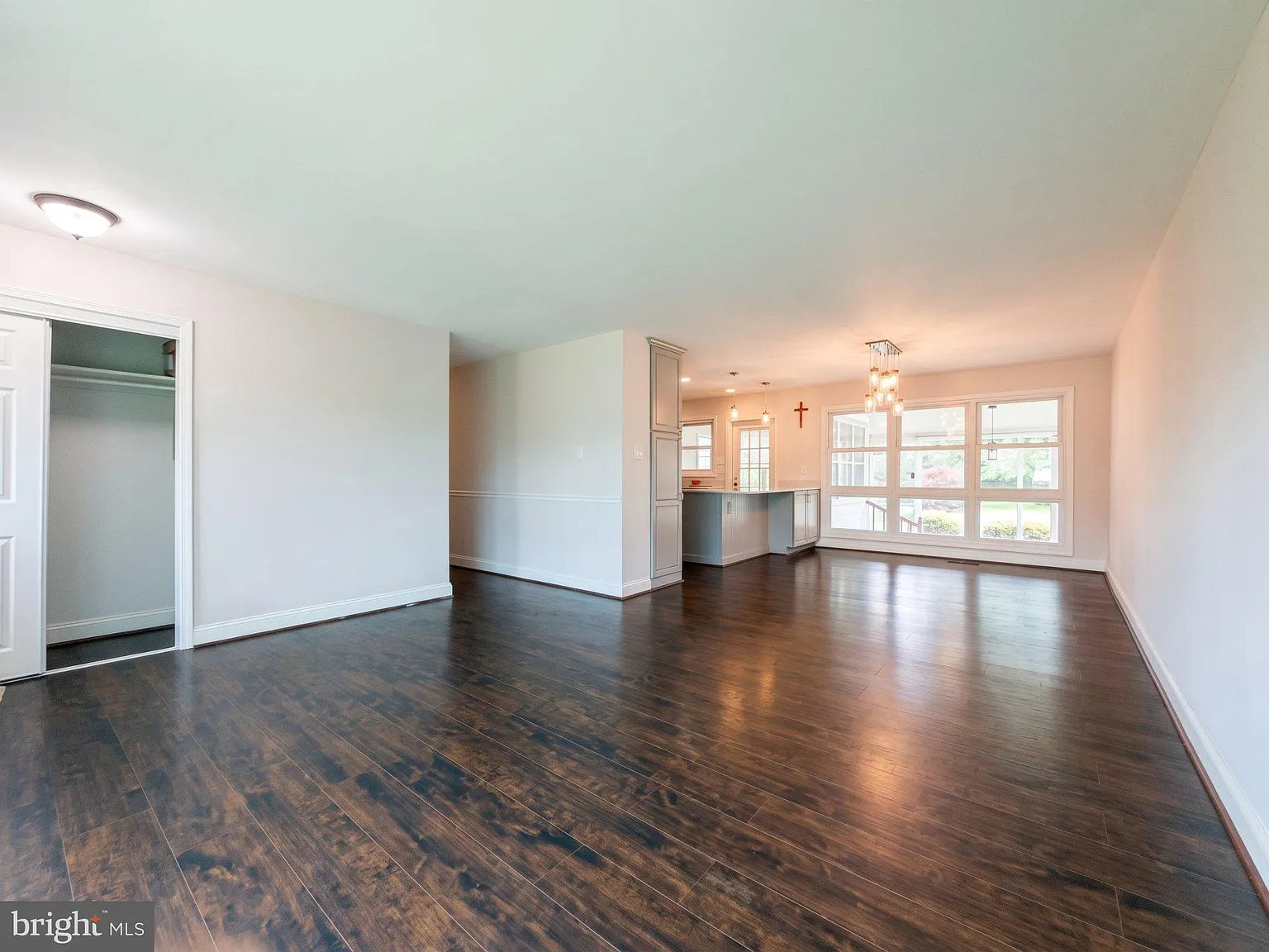 5 bed, 2.5 bath, 2600 sqft, $3,590 — Photo 3