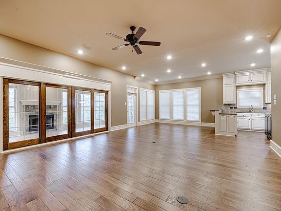 3rd image of 945 Chapel Hill Dr