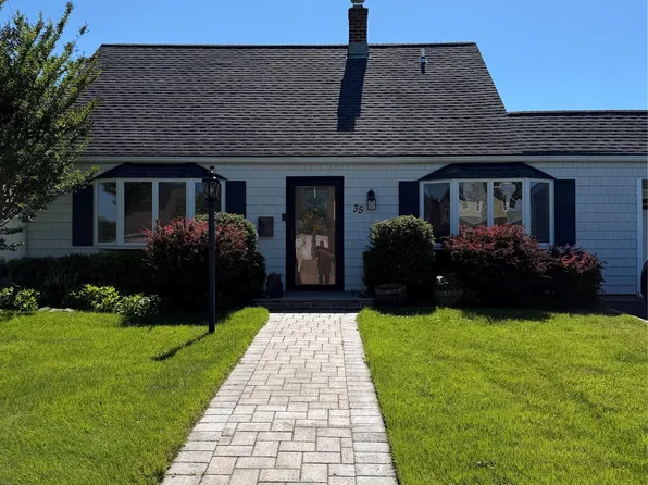 35 Ranch Lane, Levittown, NY 11756