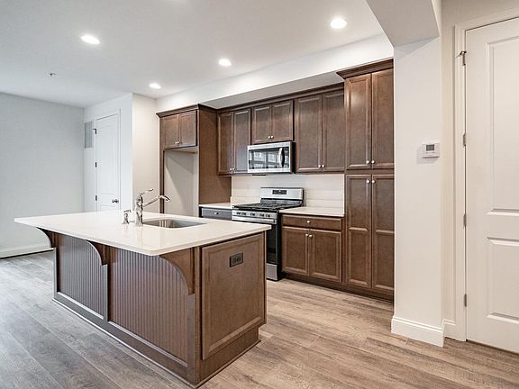 4th image of 329 Parade St