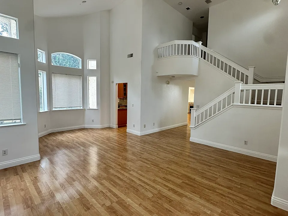 5753 W Bedford Ave