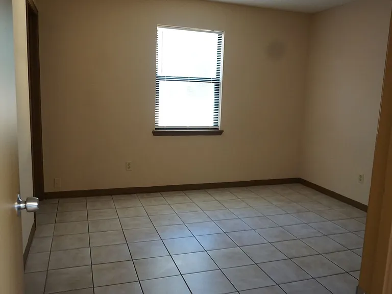 5558 Bennington Dr — Photo 7