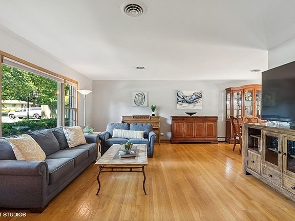 3rd image of 262 E Forest Ln
