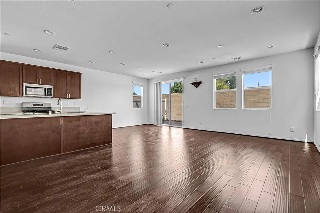 4 bed, 2252 sqft, $4,250 — Photo 3