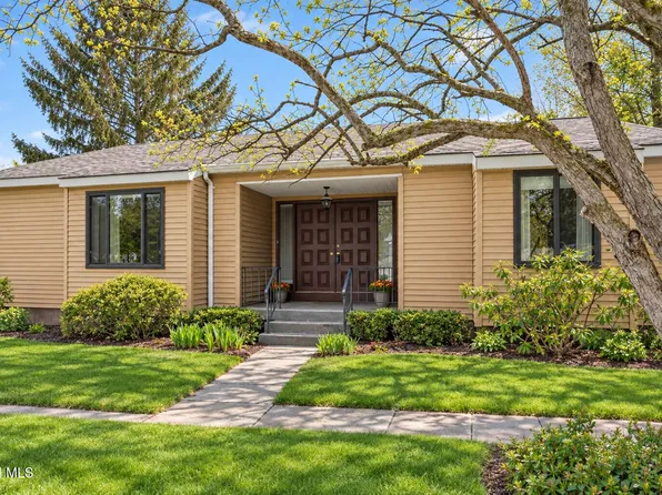 2 Loudonwood E, Albany, NY 12211