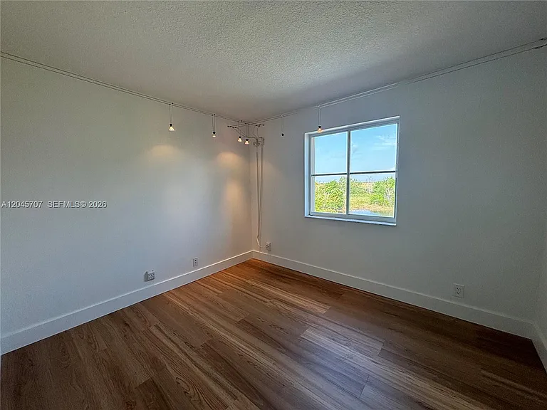 1653 Winterberry Ln — Photo 13