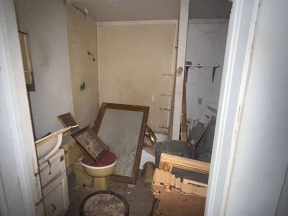 2nd image of 806 W 7th St