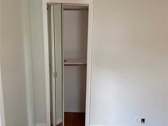 4th image of 194 Randall Ave #194