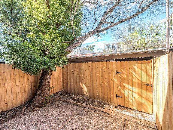 5th image of 372 N Post Oak Ln