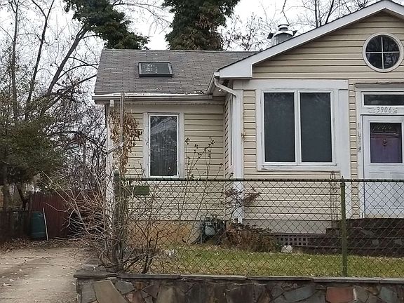 3rd image of 3906 Nicholson St