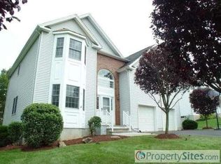 16 Fieldstone Dr, Clinton, NJ 08809