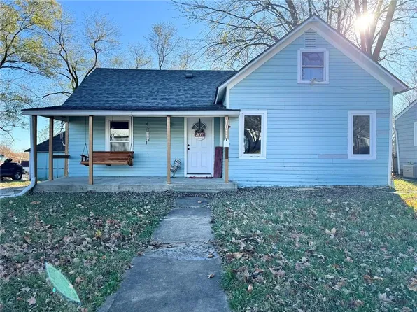 1011 E Piankishaw St, Paola, KS 66071