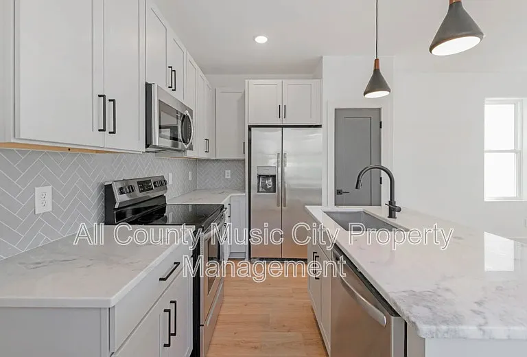 204B Alta Loma Rd — Photo 3