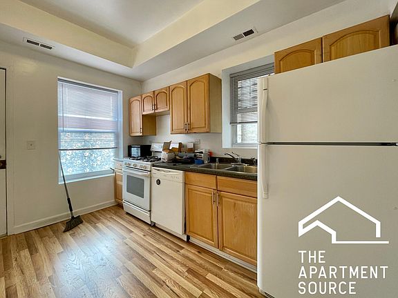 2nd image of 720 W Wrightwood Ave #2