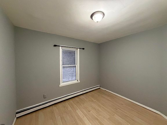 4th image of 2510 Arctic Ave #1