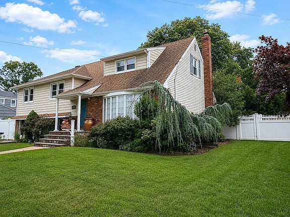 3rd image of 2684 Howell St