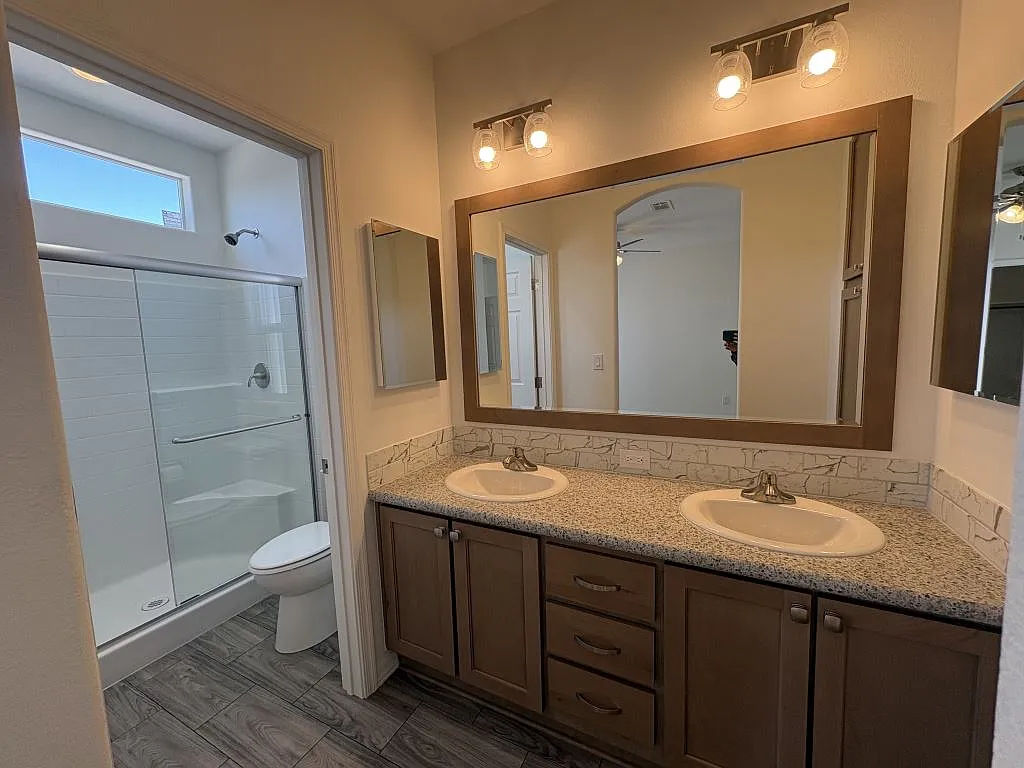 2 bed, 2.0 bath, 976 sqft, $1,470 — Photo 3