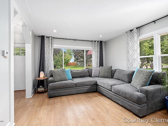 4th image of 4137 Imogene St NE