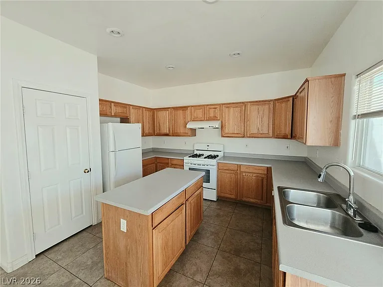 9034 W Rochelle Ave — Photo 5