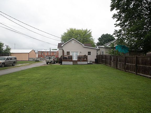 4th image of 215 E Sycamore St